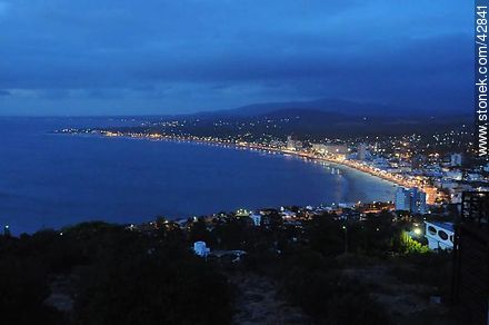 Vista nocturna de la ciudad de Piriápolis - Departamento de Maldonado - URUGUAY. Foto No. 42841