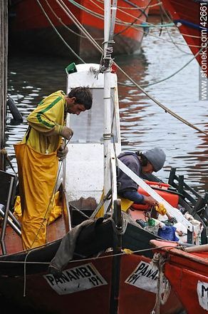 Preparing the day in a fishing boat - Department of Maldonado - URUGUAY. Photo #42661