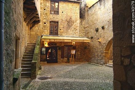 Sarlat-la-Canéda. Restaurant Le Bouffon. - Region of Aquitaine - FRANCE. Photo #43179