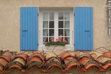 Geraniums and shutters - Region of Poitou-Charentes - FRANCE. Photo #43318