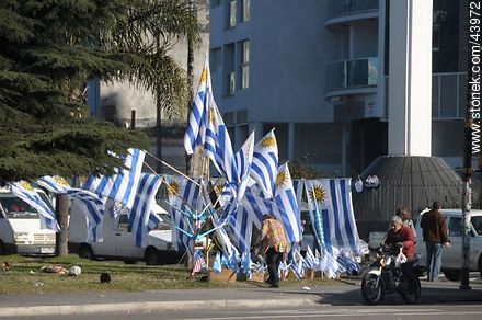 Venta de banderas uruguayas - Departamento de Montevideo - URUGUAY. Foto No. 43972