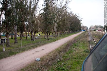 Santa Lucía.Parque al costado del río, camino y vías. - Departamento de Montevideo - URUGUAY. Foto No. 45099