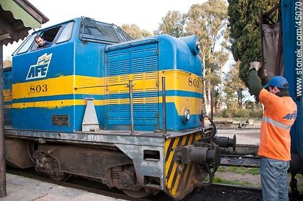 Enganche de locomotora con vagones - Departamento de Montevideo - URUGUAY. Foto No. 45070