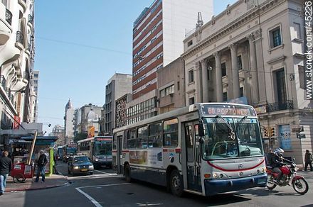 Ómnibus por la avenida 18 de Julio. - Departamento de Montevideo - URUGUAY. Foto No. 45226