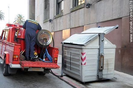 Bomberos extinguiendo un fuego dentro de un contenedor de basura - Departamento de Montevideo - URUGUAY. Foto No. 45378