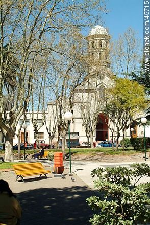 Plaza e Iglesia - Departamento de Canelones - URUGUAY. Foto No. 45715