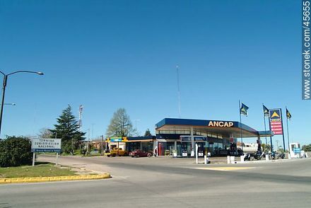 Estación de Ancap de San Jacinto en el cruce de las rutas 7 y 11 - Departamento de Canelones - URUGUAY. Foto No. 45655