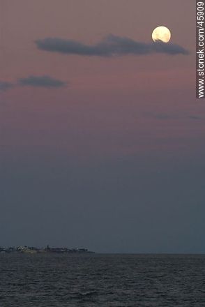 Full moon over the river Río de La Plata - Department of Montevideo - URUGUAY. Photo #45909