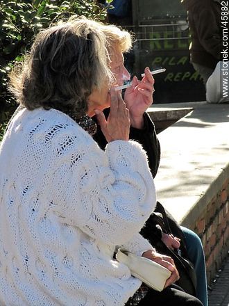 Elderly smokers - Department of Montevideo - URUGUAY. Photo #45882