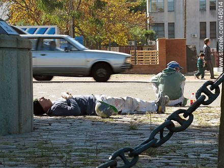 Obreros en su hora de descanso - Departamento de Montevideo - URUGUAY. Foto No. 46014