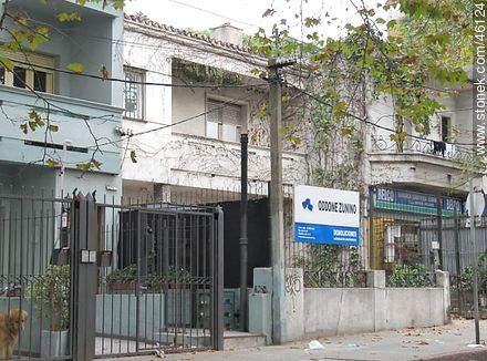 Casa a demoler en la Av. Rivera y Simón Bolívar - Departamento de Montevideo - URUGUAY. Foto No. 46124