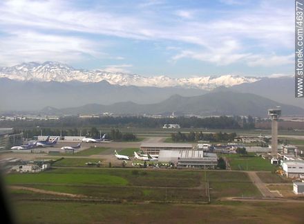 Aeropuerto de Santiago con fondo de los Andes - Chile - Otros AMÉRICA del SUR. Foto No. 46377