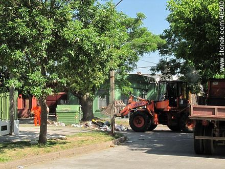 Tractor para recoger residuos domiciliarios desperdigados por la calle - Departamento de Montevideo - URUGUAY. Foto No. 46500