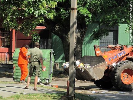 Tractor para recoger residuos domiciliarios desperdigados por la calle - Departamento de Montevideo - URUGUAY. Foto No. 46499