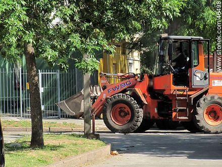 Tractor to collect household waste scattered in the street - Department of Montevideo - URUGUAY. Photo #46498