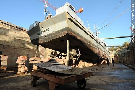 Ship in dry dock for repair and maintenance - Department of Montevideo - URUGUAY. Photo #46663
