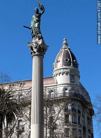 Statue of Liberty and dome of Palacio Montero - Department of Montevideo - URUGUAY. Photo #47287