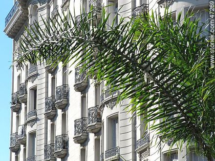 Balcones del Palacio Montero frente a la plaza Cagancha - Departamento de Montevideo - URUGUAY. Foto No. 47269