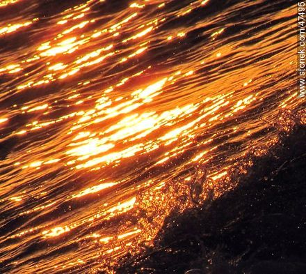 Breaking waves on the shore at sunset - Department of Maldonado - URUGUAY. Photo #47495
