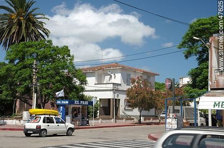 Quiosco de diarios y escuela pública. Av. Piria y Tucumán. - Departamento de Maldonado - URUGUAY. Foto No. 47625