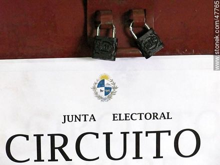 Estudio de votos observados en la Junta Electoral. Candados de urnas. - Departamento de Montevideo - URUGUAY. Foto No. 47765