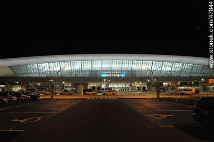 Aeropuerto Internacional de Carrasco. Estacionamiento en la noche. - Departamento de Canelones - URUGUAY. Foto No. 47844