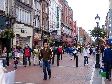 Pedestrian shopping street in Dublin.  - Ireland - BRITISH ISLANDS. Photo #48766