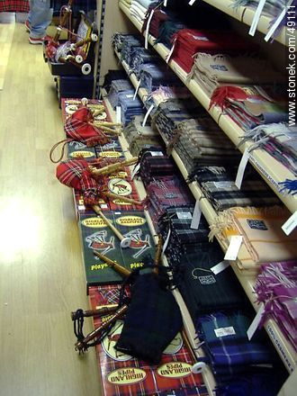 Shop with Scottish items. Scottish bagpipes and scarves. - Scotland - BRITISH ISLANDS. Photo #49111