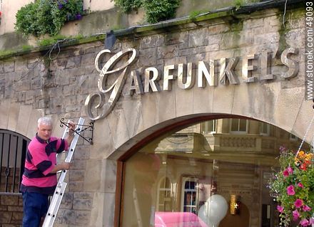 Colocando jardineras en Garfunkel's Restaurant en High Street de Royal Mile - Escocia - ISLAS BRITÁNICAS. Foto No. 49093