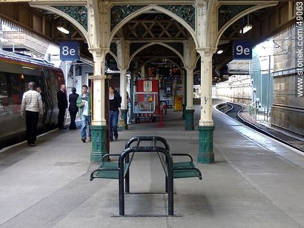 Edinburgh Waverley Railway Station.  - Scotland - BRITISH ISLANDS. Photo #49063