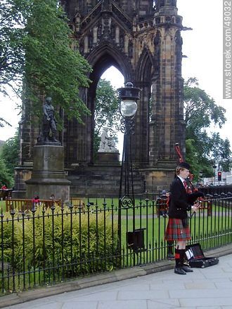 Piper Street in Princes Street Gardens. Statues of David Livingstone and Adam Black. - Scotland - BRITISH ISLANDS. Photo #49032