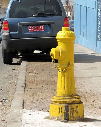 Yellow hydrant - Chile - Others in SOUTH AMERICA. Photo #49951