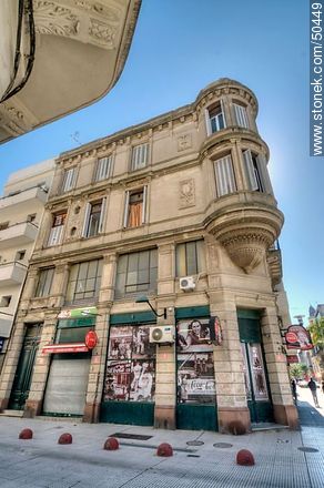 Old building in the corner of the streets Sarandi and Alzaibar - Department of Montevideo - URUGUAY. Photo #50449