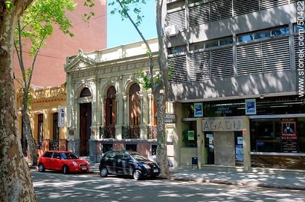 Agadu en la Calle Canelones y Paraguay - Departamento de Montevideo - URUGUAY. Foto No. 50422