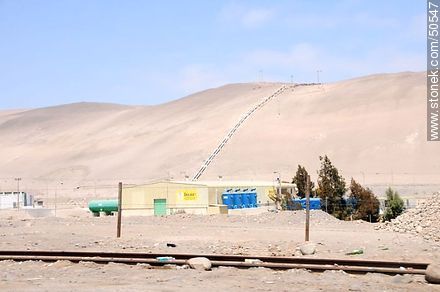 Vías de tren a Arica - La paz, en desuso. Tuberías de agua en los cerros. - Chile - Otros AMÉRICA del SUR. Foto No. 50547