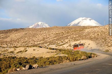 Volcanes Parinacota y Pomerape desde ruta 11 de Chile. Ómnibus a La Paz, Bolivia - Chile - Otros AMÉRICA del SUR. Foto No. 50741