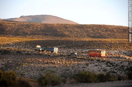 Camión, camioneta y ómnibus por ruta 11 al atardecer - Chile - Otros AMÉRICA del SUR. Foto No. 50732