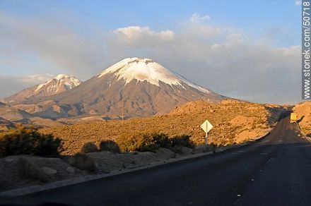 Volcán Parinacota y ruta 11. Altitud: 4610m - Chile - Otros AMÉRICA del SUR. Foto No. 50718