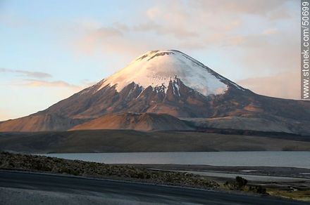 El volcán Parinacota de los Nevados de Payachata, y el lago Chungará. Altitud: 4580m - Chile - Otros AMÉRICA del SUR. Foto No. 50699
