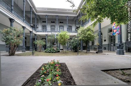 Central courtyard of the IAVA.  - Department of Montevideo - URUGUAY. Photo #51240