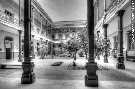 Patio central del IAVA - Departamento de Montevideo - URUGUAY. Foto No. 51237