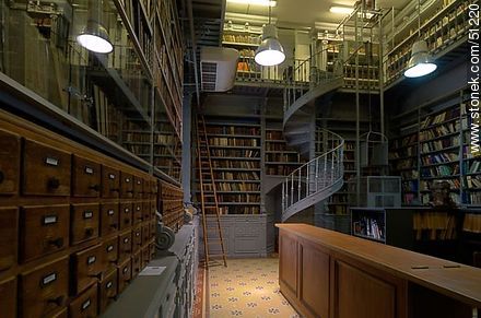 Biblioteca del IAVA - Departamento de Montevideo - URUGUAY. Foto No. 51220