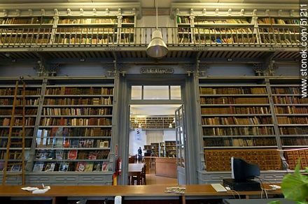 Biblioteca del IAVA - Departamento de Montevideo - URUGUAY. Foto No. 51211