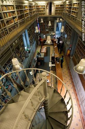 Biblioteca del IAVA. Vista desde la planta alta. - Departamento de Montevideo - URUGUAY. Foto No. 51199