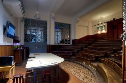 Salón anfiteatro del IAVA - Departamento de Montevideo - URUGUAY. Foto No. 51177