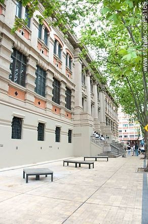 Frente del Instituto Alfredo Vázquez Acevedo, IAVA, en la calle José Enrique Rodó. - Departamento de Montevideo - URUGUAY. Foto No. 51165