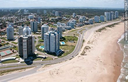Playa Brava desde el cielo - Punta del Este y balnearios cercanos - URUGUAY. Foto No. 51347