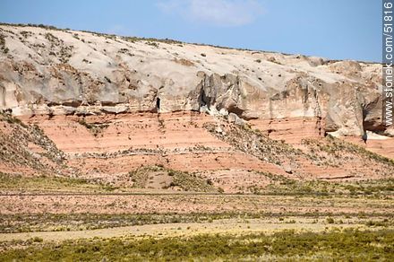 Capas sedimentarias y erosión en el altiplano boliviano.  Altitud: 3890m - Bolivia - Others in SOUTH AMERICA. Photo #51816