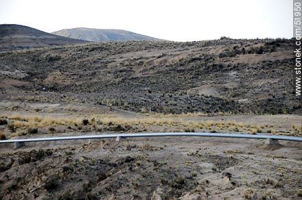 Tubería al costado de la Ruta 1 boliviana - Bolivia - Otros AMÉRICA del SUR. Foto No. 51950