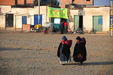 Periphery of El Alto. Bolivian indians. - Bolivia - Others in SOUTH AMERICA. Photo #51988